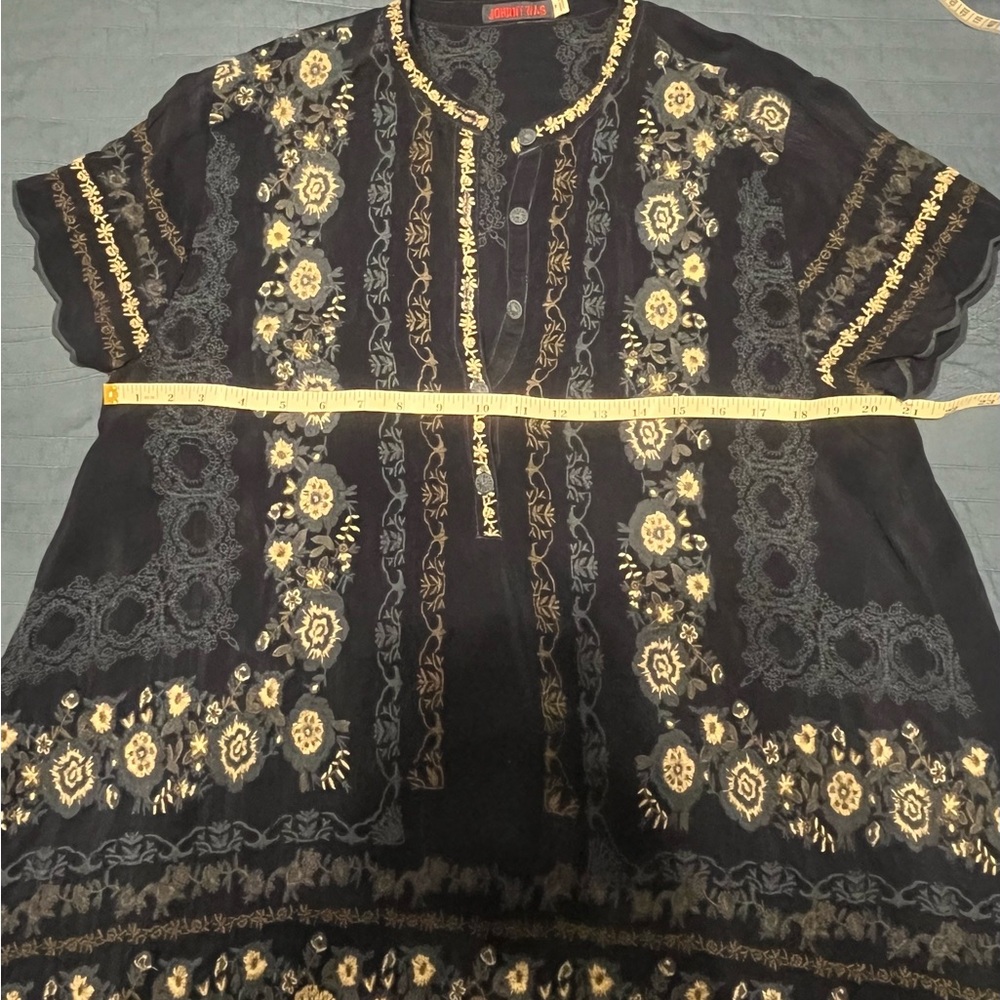Johnny Was Embroidered Women’s blue short sleeve top; Medium - Picture 4 of 7